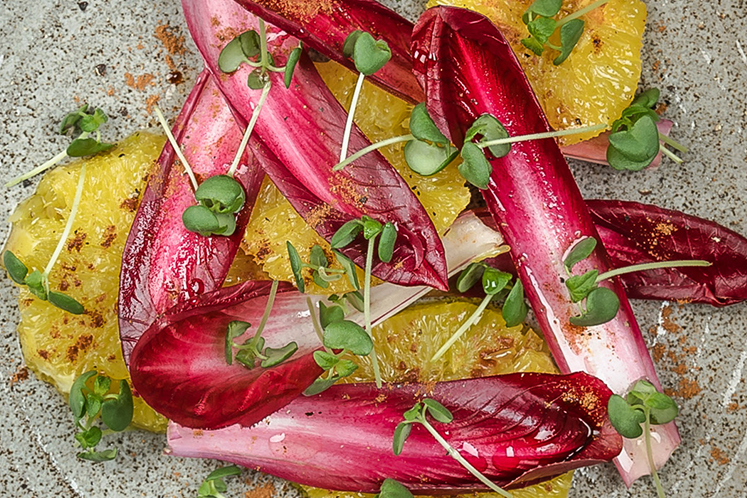 Roodlofsalade met sinaasappel en speculaaskruiden