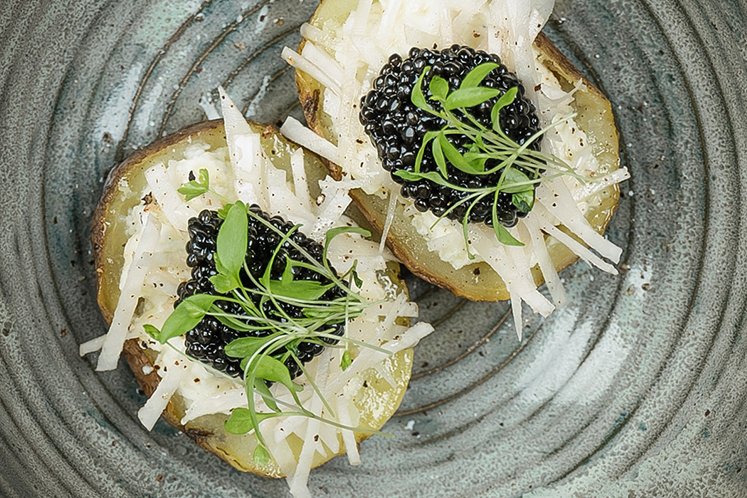 Gepofte aardappel met aardpeer en kaviaar