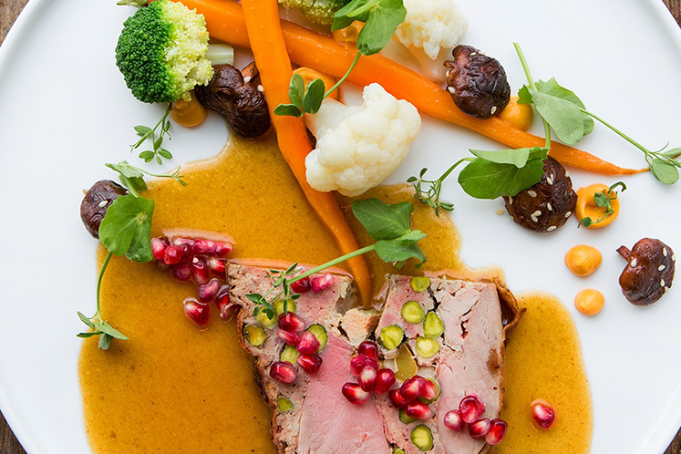 Gelakte boerderijeend gevuld met mango en eendenlever