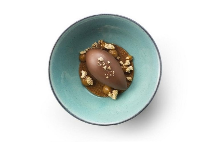 Chocolademousse quenelle met gezouten karamel