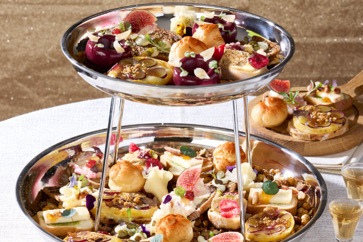 « Carpaccio » de fromage Delice de Moines sur pain aux noisettes — extra image