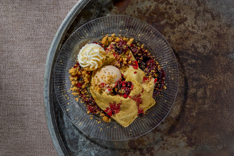 Matchacrêpes met bosvruchten & koekjes