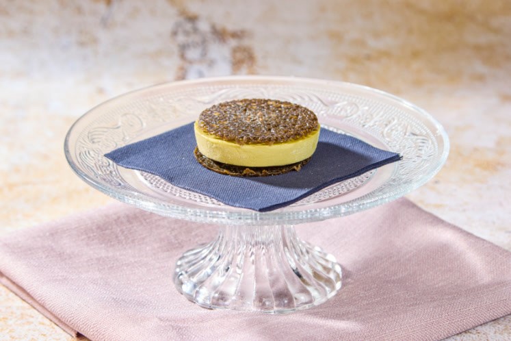 Stroopwafel van zwarte sesam met sesampraliné, zeezout en parfait van matcha