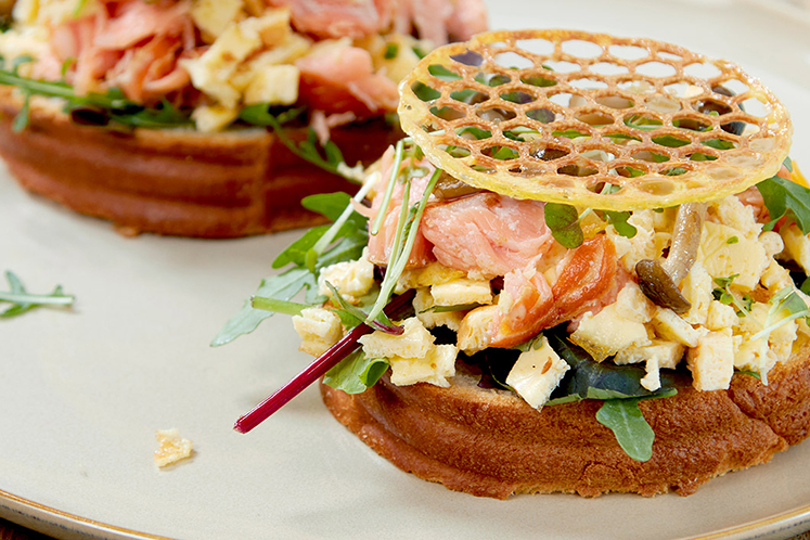 Briochebrood met roerei, warm gerookte zalm en een krokantje van ei