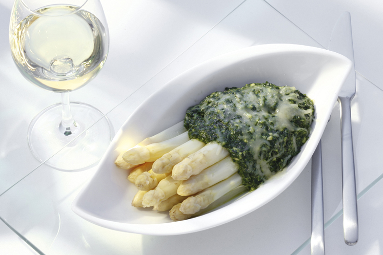 Gegratineerde asperges met daslookpesto