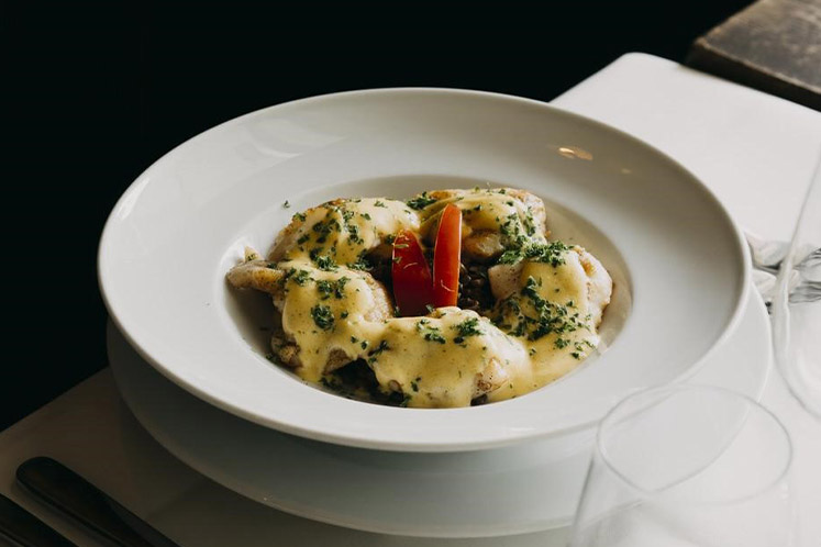 Kabeljauwwangen met dijonnaisesaus en linzen