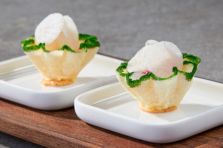 Kratong tong met ceviche van coquille