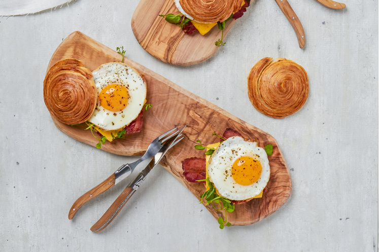 Croissantbun ontbijtje