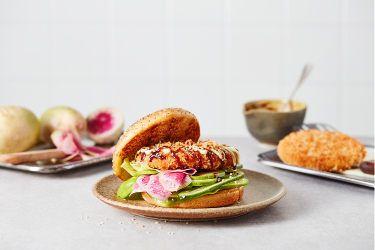 Krokante kipburger met avocado