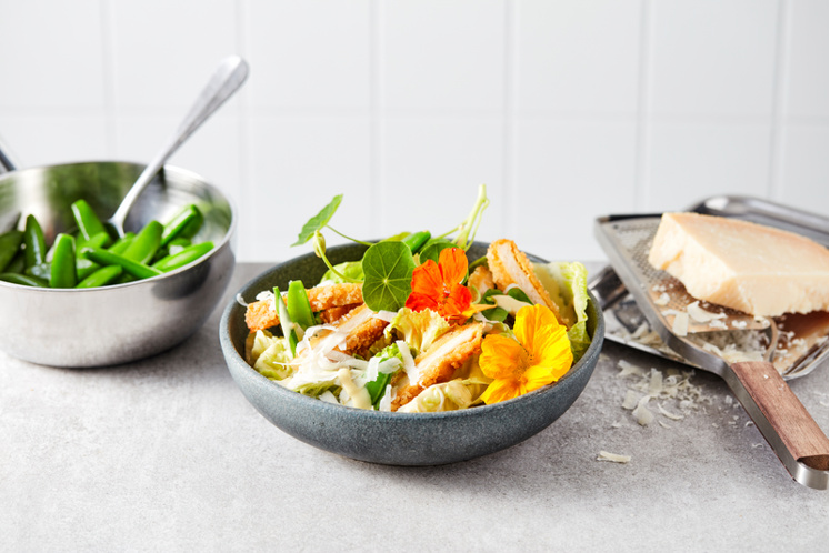 Frisse salade met krokante kipburger