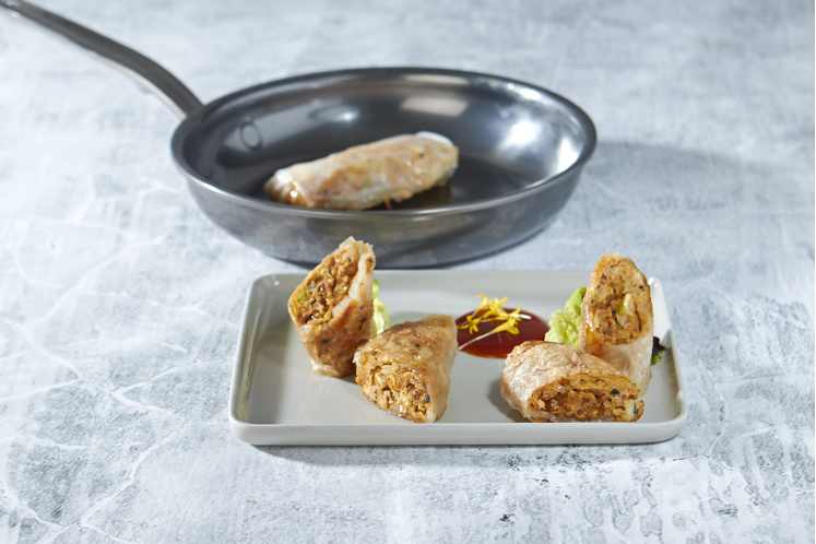 Krokante springrolls met omelet en Chinese kool