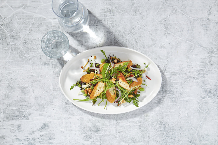 Salade van Beyond Chicken en zwarte quinoa