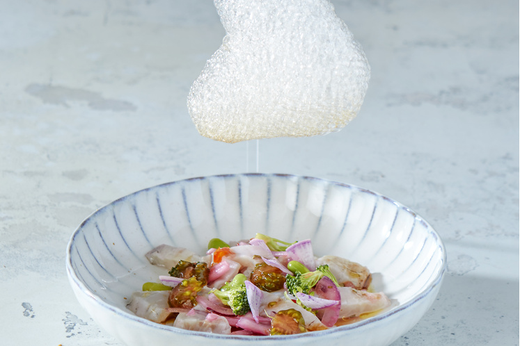 Ceviche van dorade en vliegende wolk van tomatenbouillon