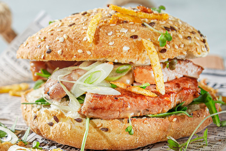 Broodje varkenshaasmedaillons met seroendeng en satésaus