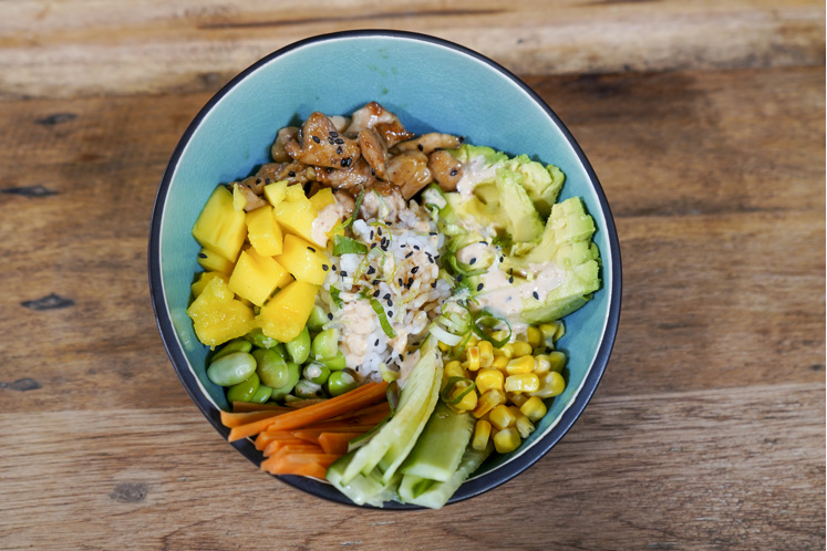 Poke bowl met kip teriyaki en sriracha mayonaise