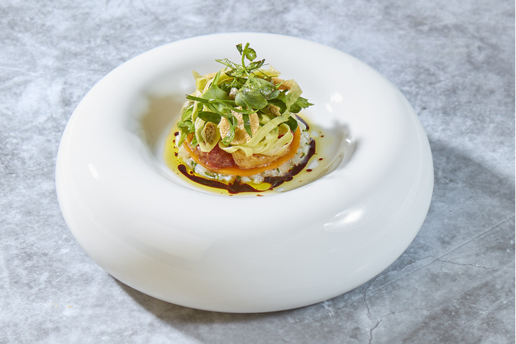 Makreeltartaar met een salade van tomaat, tomatengelei en venkelsalade