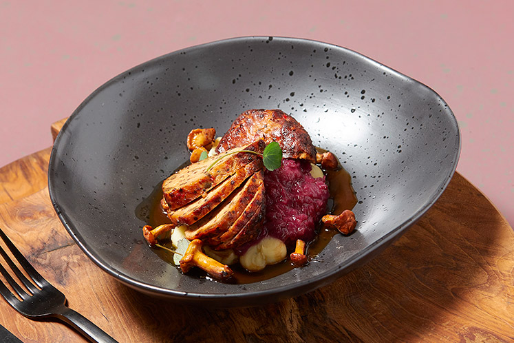 Kipgehaktbal gevuld met linzen en bloemkool, aardappelmousseline en rode kool