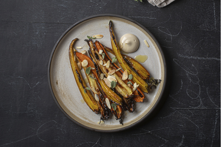 Geglazuurde wortels met tahin