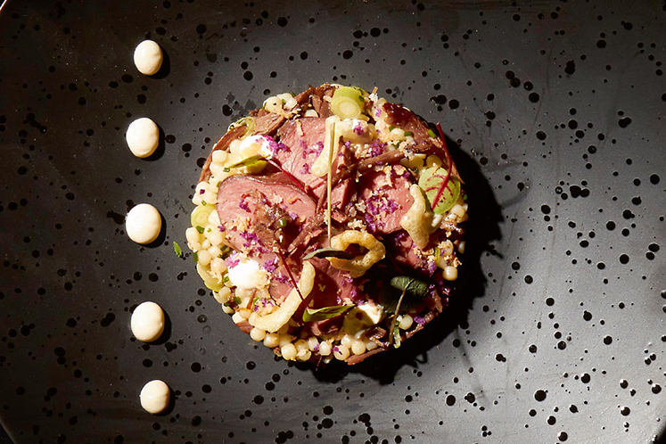 Fregula met wildzwijnbout en -zwijnhaas