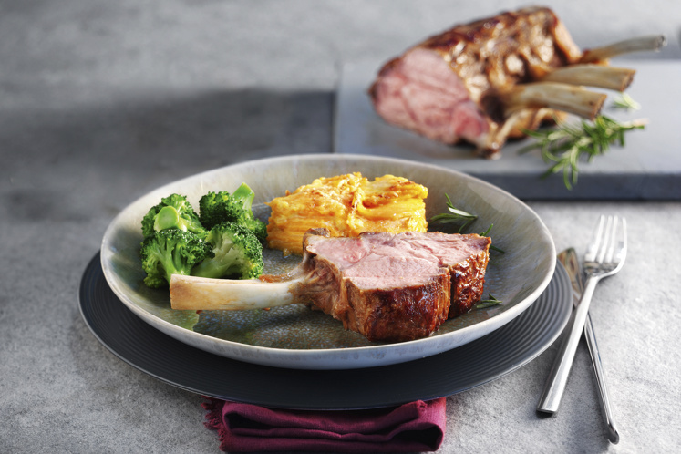 Frenched rack met paprikajus en rozemarijn