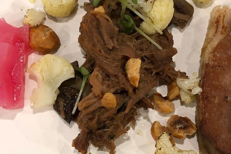 Kalfsvlees bereidingen met geroosterde bloemkool