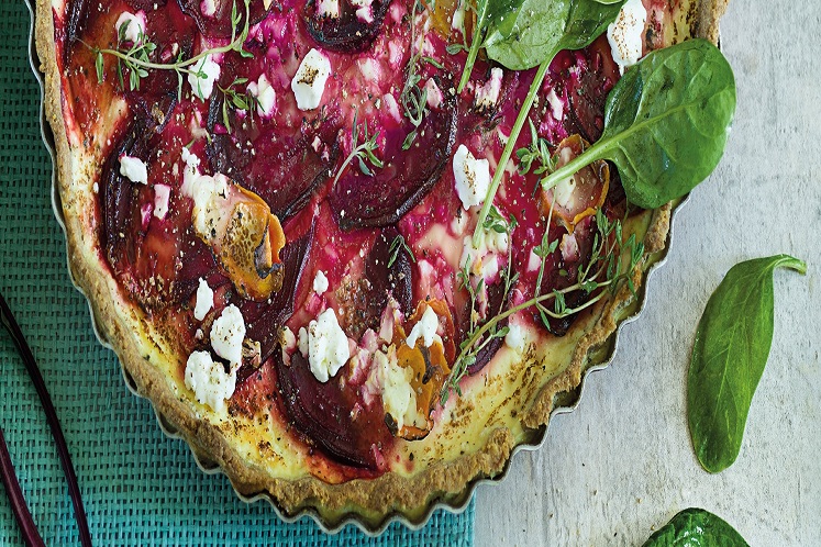 Quiche van rode biet met babyspinazie