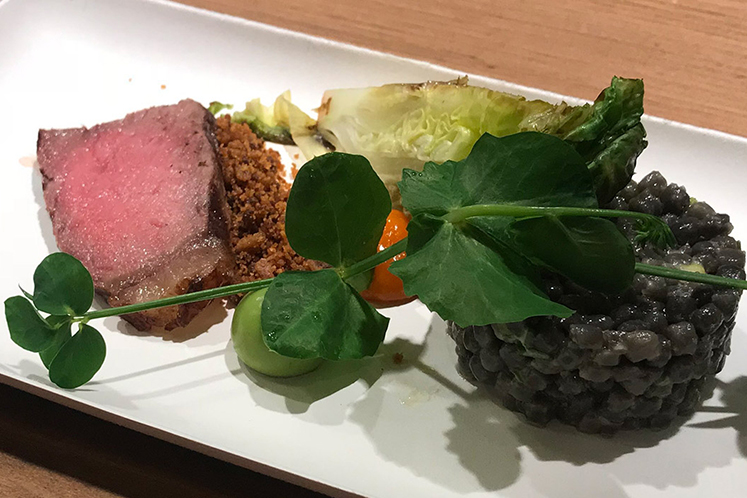 Entrecote met fregula en hazelnoot-biercrumble