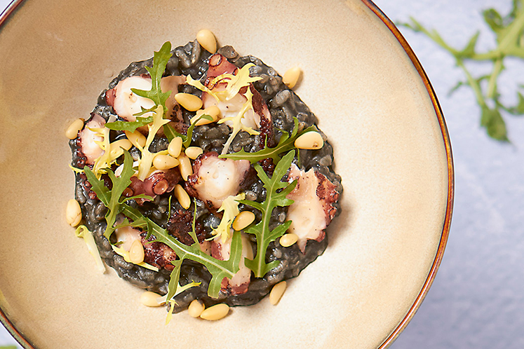Gebakken octopus met zwarte risotto