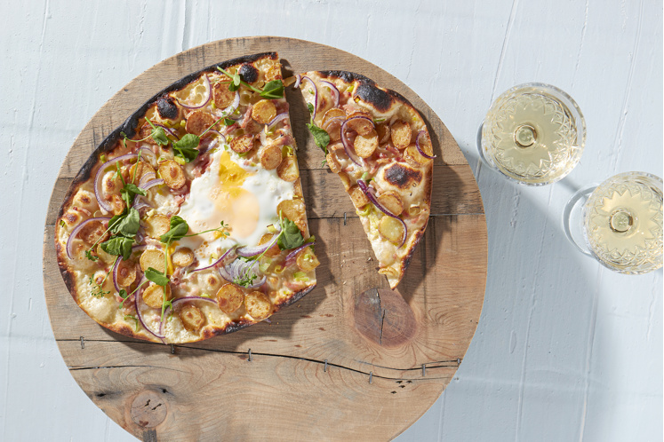 Flammkuchen met krieltjes, spek en ei