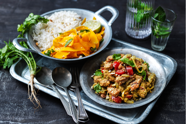 Indiase curry met pompoensalade en naanbrood