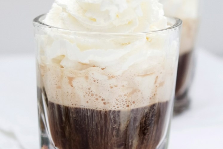 Variation de café indonésien avec liqueur de spekkoek