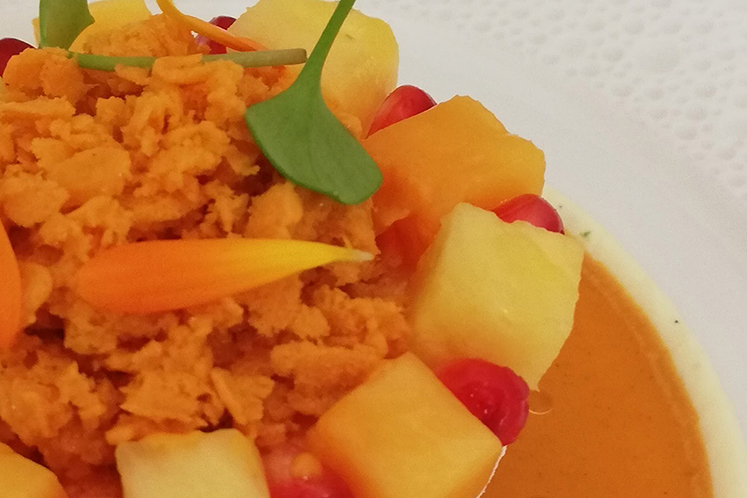 Pavlova met crème suisse, tropisch fruit, jus & granité van duindoornbes