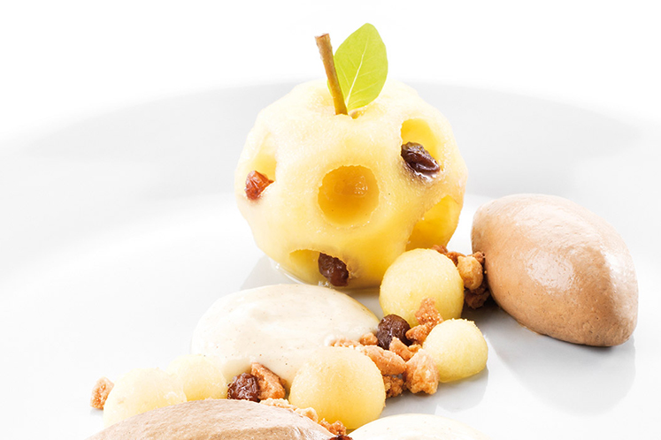 Gepocheerd appeltje met chocolademousse en kaneelsabayon