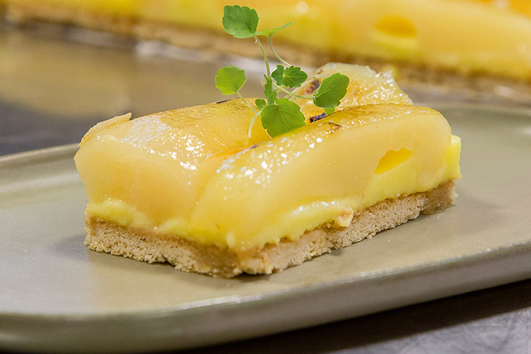 Perentaart met banketbakkersroom