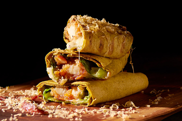 Tortilla met kip, caesardressing en geraspte kaas