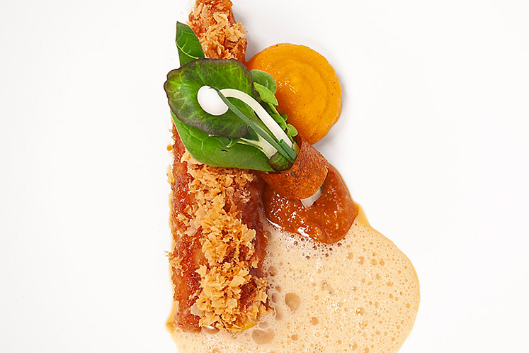 Kreeftenstaart met macadamiapasta en een saladeboeket