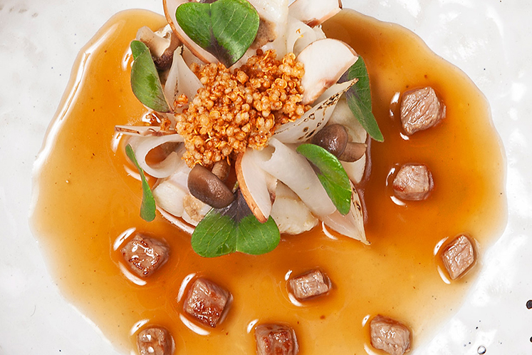 Geroosterde zeeduivel met paddenstoelen, gerookte meloesuitjes en uitlek van hachee