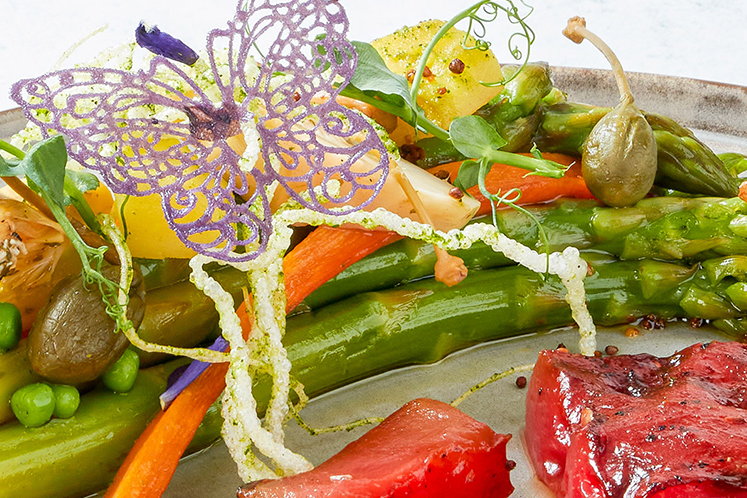 Vegetarisch niçoise salade met gegrilde watermeloen