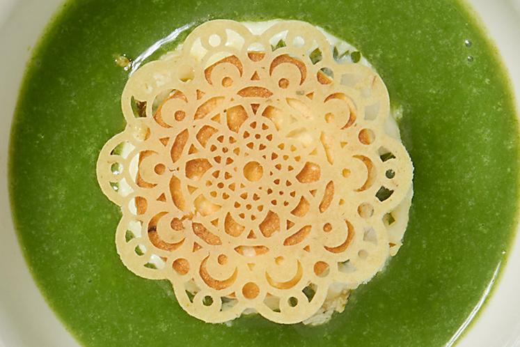 Soep van spinazie, pancake soufflé, eitje en koekje van doperwt