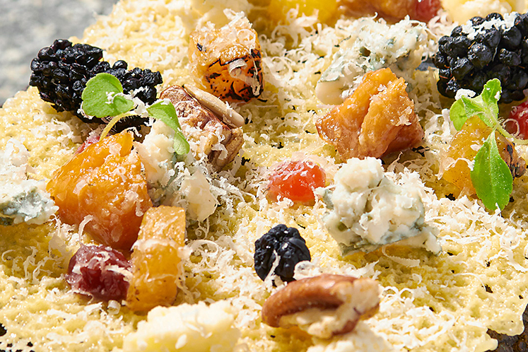 Krokantje van oude kaas met gekarameliseerde perzik en walnoot