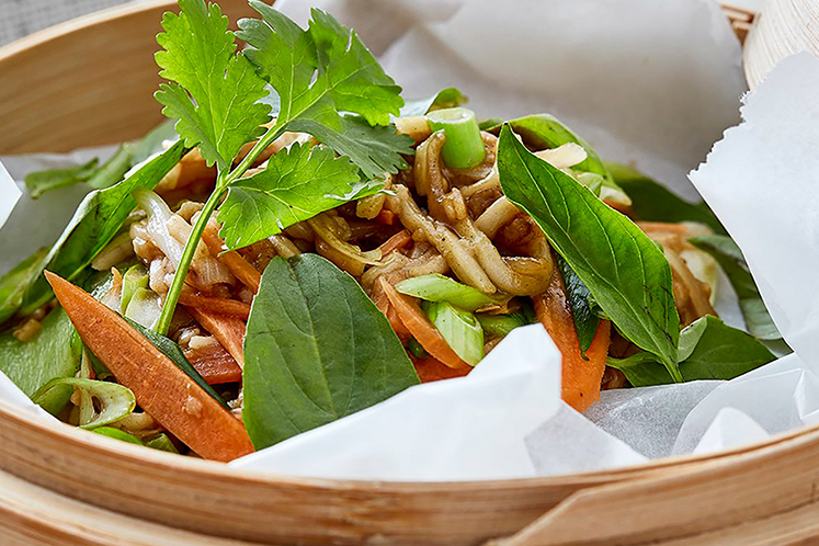 Noodles met roerbakgroenten en Black Garlic