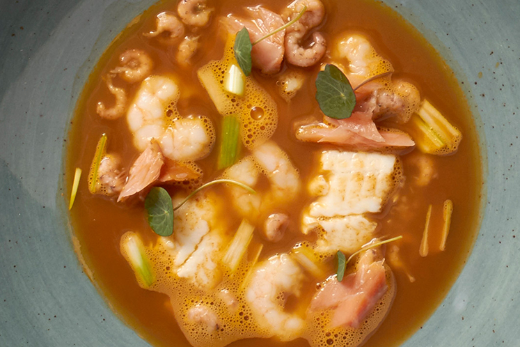 Garnalenbisque met zalm en schol