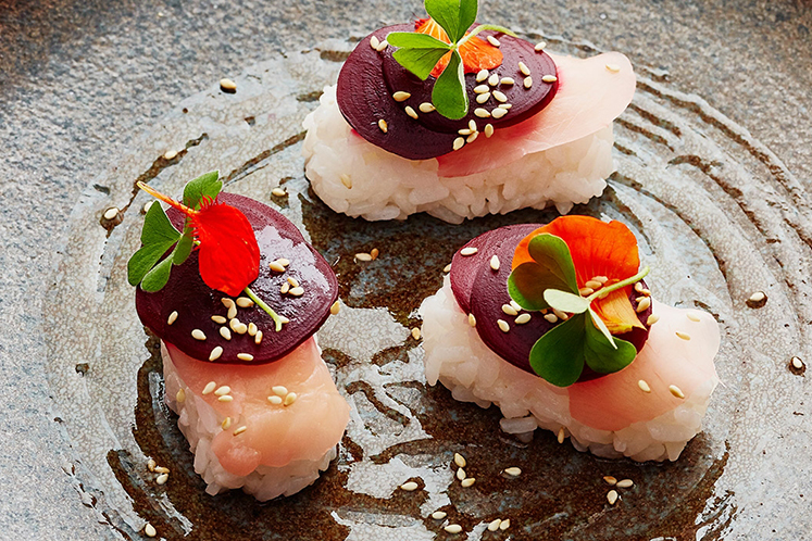 Nigiri sushi met gerookte bietjes