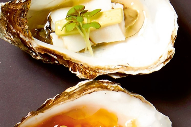 Oester met lardo, avocado en citroenvinaigrette