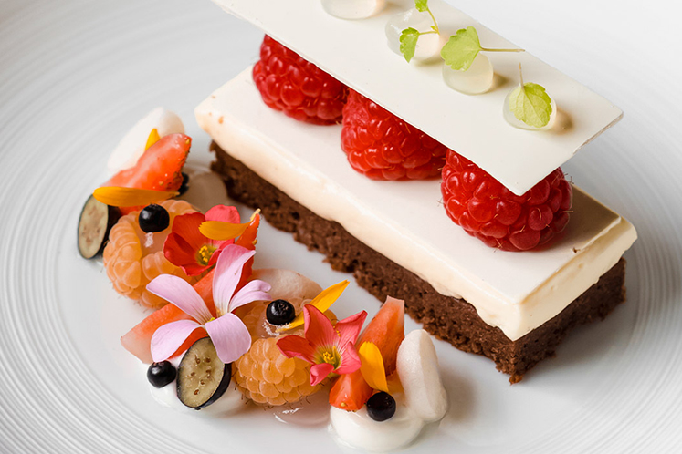Witte chocoladetaart met zacht fruit