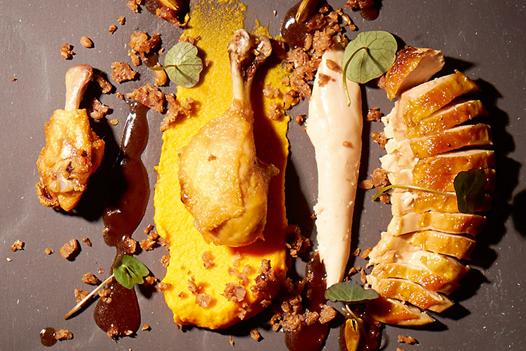 Poussin met pompoen en kruim van Fries roggebrood