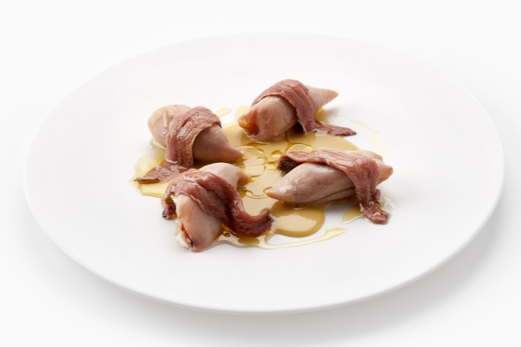 Inktvis in blik met ansjovis en olijvenjus