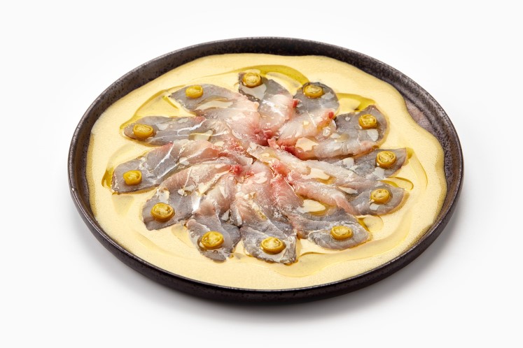 Tiradito van corvina met tijgermelk en olijvenjus met piparra