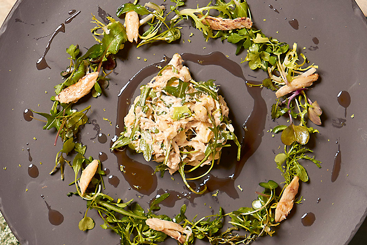 Salade van gerookte aardappel met Noordzeekrab en krabolie