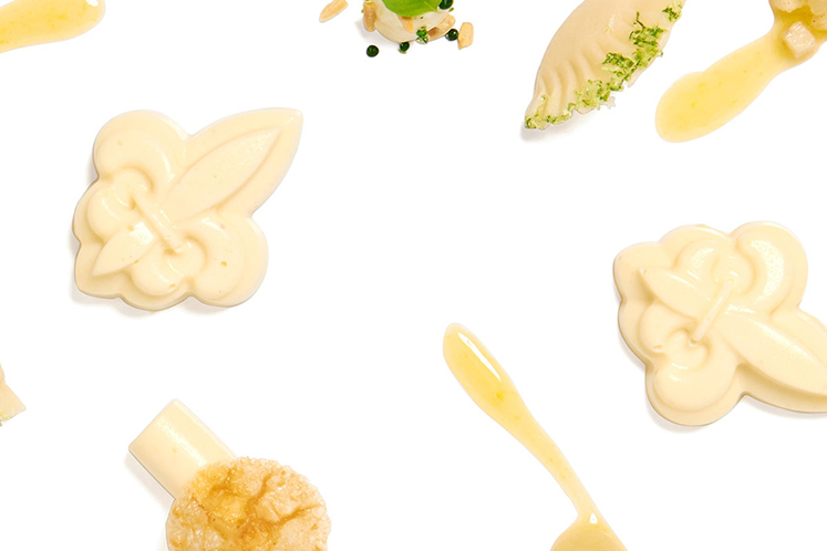 Gestoofde peer met een gel van peer